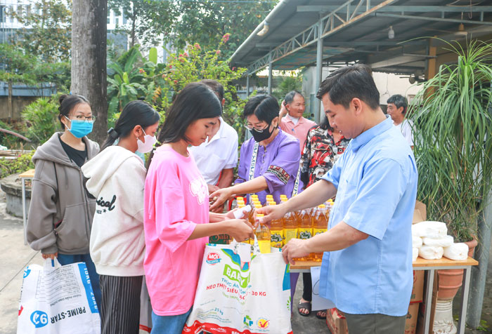 Đồng bào Công giáo tỉnh lan tỏa tinh thần bác ái, trao yêu thương nhân mùa Giáng sinh.