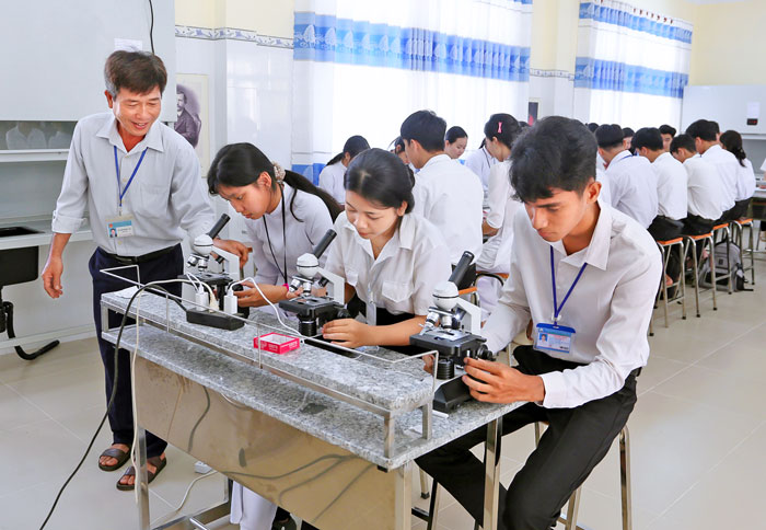 Học sinh Trường THPT Long Hiệp trong giờ thực hành môn Sinh học.

