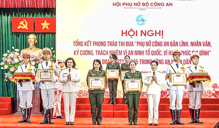 Ban Phụ nữ Công an tỉnh (thứ ba từ trái) nhận bằng khen của Hội Phụ nữ Bộ Công an có thành tích xuất sắc trong thực hiện phong trào thi đua “Phụ nữ Công an nhân dân bản lĩnh, nhân văn, kỷ cương, trách nhiệm vì an ninh Tổ quốc, vì hạnh phúc gia đình” giai đoạn 2022-2025.