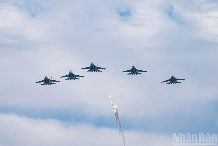 Biên đội SU-30MK2 của Quân chủng Phòng không-Không quân thả pháo sáng tại Lễ kỷ niệm 80 năm Cách mạng Tháng Tám thành công và Quốc khánh 2/9. (Ảnh: HOÀNG TRUNG/Báo Nhân Dân)