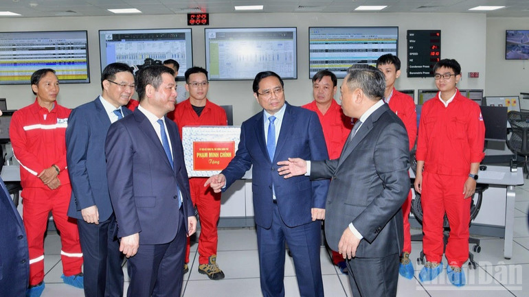 Thủ tướng Phạm Minh Chính trao đổi với các đồng chí lãnh đạo về dự án nhiệt điện khí LNG Nhơn Trạch. (Ảnh: Thanh Giang)