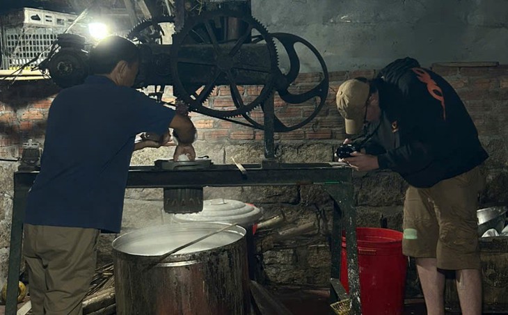 Du khách tham quan cơ sở sản xuất bún tại địa phương - Ảnh: NVCC