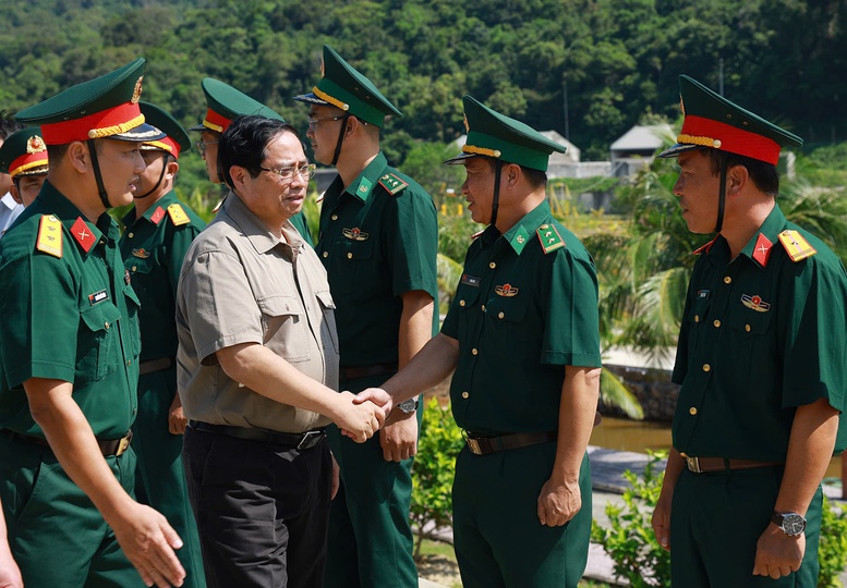 Thủ tướng thăm, động viên, kiểm tra sẵn sàng chiến đấu của các lực lượng vũ trang tại quần đảo Thổ Chu, đặc khu Thổ Châu, tỉnh An Giang - Ảnh: TTXVN