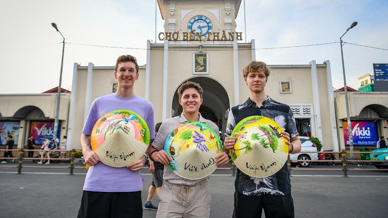 Du khách Đức thăm Thành phố Hồ Chí Minh. (Ảnh: THÀNH ĐẠT)