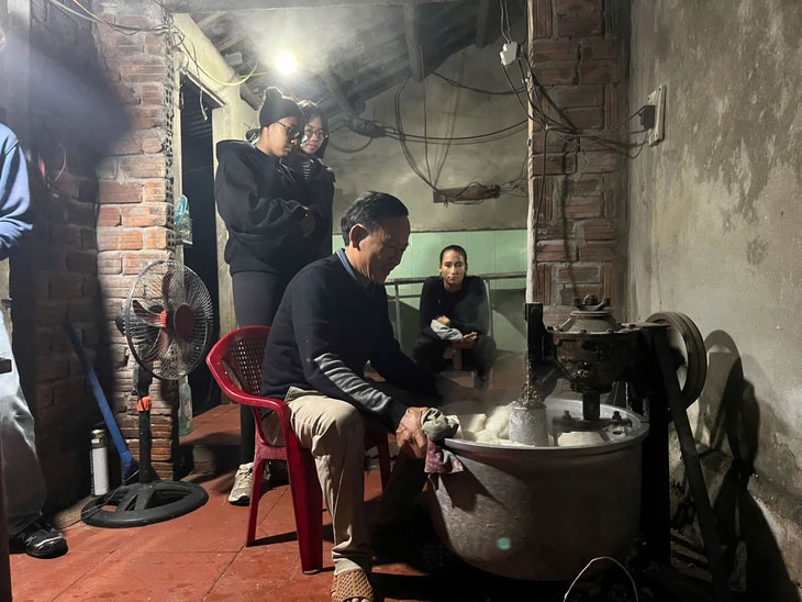 Du khách đặc biệt thích thú khi được tìm hiểu những nét văn hóa gắn với các nghề truyền thống nơi đây - Ảnh: NVCC