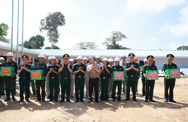 Thủ tướng tặng quà các đơn vị - Ảnh: TTXVN