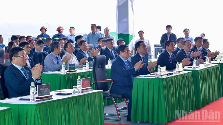 Thủ tướng Phạm Minh Chính và các đồng chí lãnh đạo, đại biểu dự Lễ khánh thành dự án nhiệt điện khí LNG Nhơn Trạch 3 và Nhơn Trạch 4. (Ảnh: Thanh Giang)