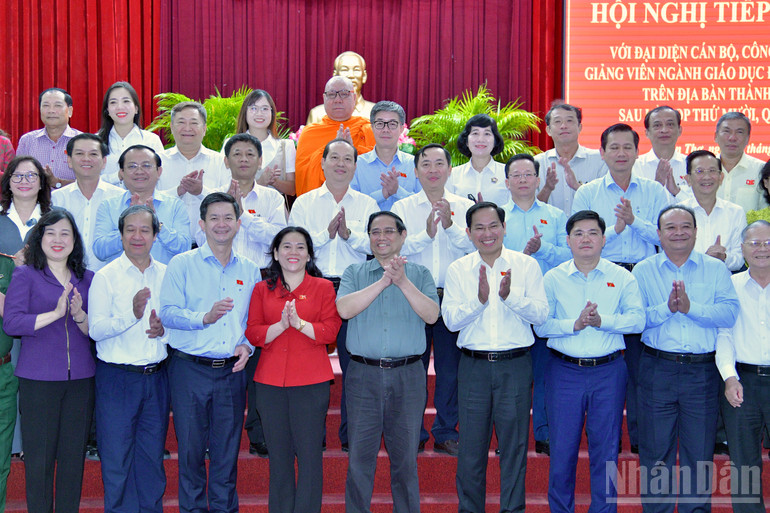 Thủ tướng Phạm Minh Chính và Đoàn đại biểu Quốc hội thành phố Cần Thơ, đại diện các cử tri tại Hội nghị tiếp xúc cử tri sau Kỳ họp thứ 10, Quốc hội khóa XV. (Ảnh THANH GIANG)