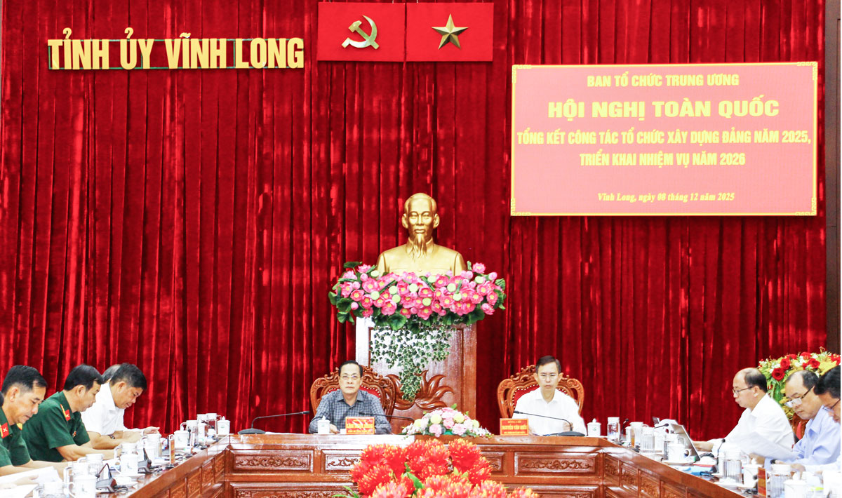 Đồng chí Lâm Minh Đằng- Phó Bí thư Tỉnh ủy; đồng chí Nguyễn Văn Hiếu- Ủy viên Ban Thường vụ Tỉnh ủy, Trưởng Ban Tổ chức Tỉnh ủy dự hội nghị tại điểm cầu tỉnh Vĩnh Long.