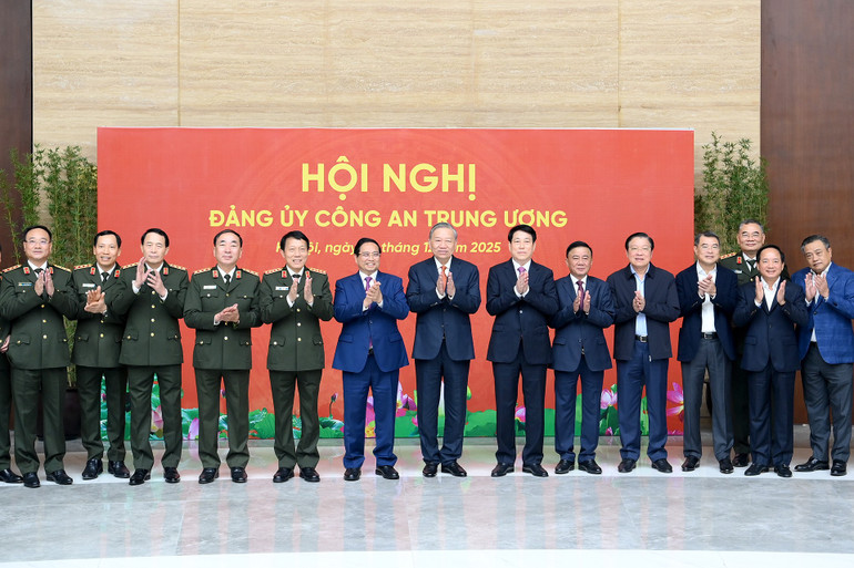 Tổng Bí thư Tô Lâm, các đồng chí lãnh đạo Đảng, Nhà nước với các đại biểu dự hội nghị. (Ảnh: ĐĂNG KHOA)
