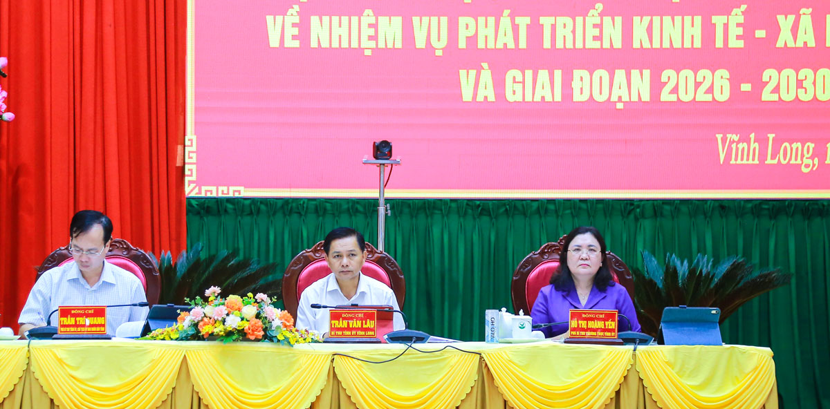 Đồng chí Trần Văn Lâu- Bí thư Tỉnh ủy chủ trì hội nghị. Các đồng chí: Hồ Thị Hoàng Yến- Phó Bí thư Thường trực Tỉnh ủy; Trần Trí Quang- Phó Bí thư Tỉnh ủy, Chủ tịch UBND tỉnh cùng điều hành hội nghị.