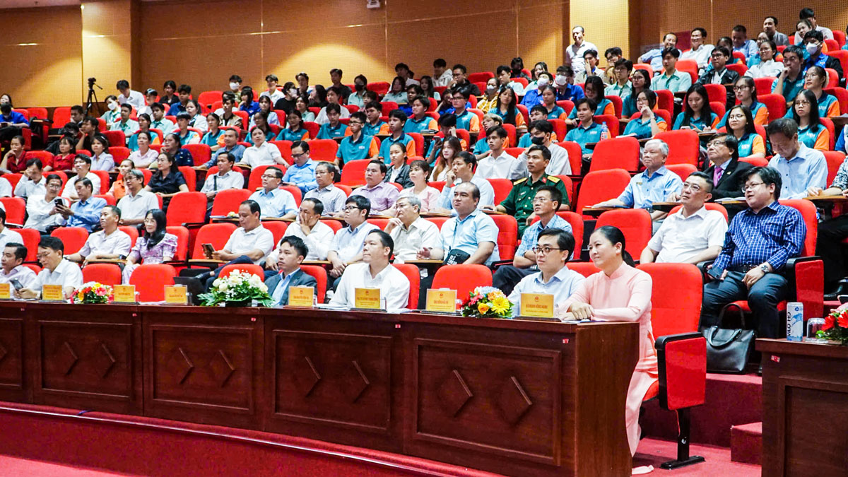 Các đại biểu tham dự hội thảo.