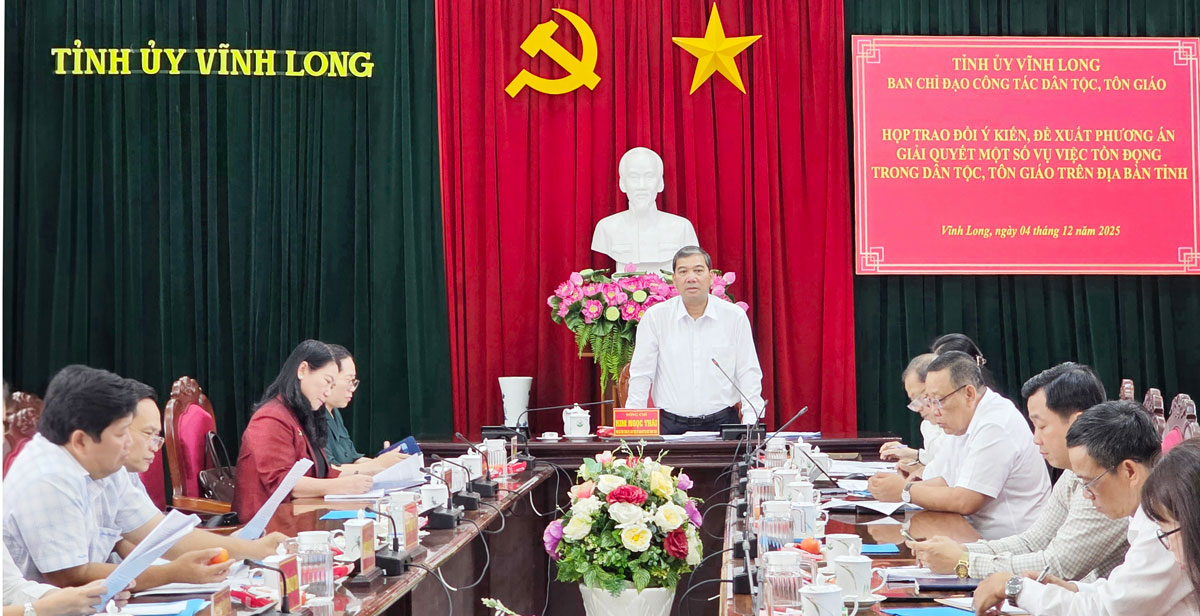 Đồng chí Kim Ngọc Thái- Phó Bí thư Tỉnh ủy, Chủ tịch Ủy ban MTTQ Việt Nam tỉnh, Trưởng Ban Chỉ đạo công tác dân tộc, tôn giáo tỉnh Vĩnh Long chủ trì cuộc họp.