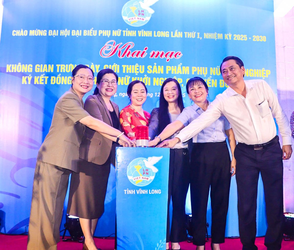 Các đồng chí lãnh đạo tỉnh bấm nút khai mạc Không gian trưng bày, giới thiệu sản phẩm khởi nghiệp của phụ nữ.