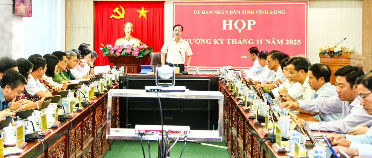 Đồng chí Trần Trí Quang- Phó Bí thư Tỉnh ủy, Chủ tịch UBND tỉnh chủ trì cuộc họp UBND tỉnh thường kỳ tháng 11/2025.
