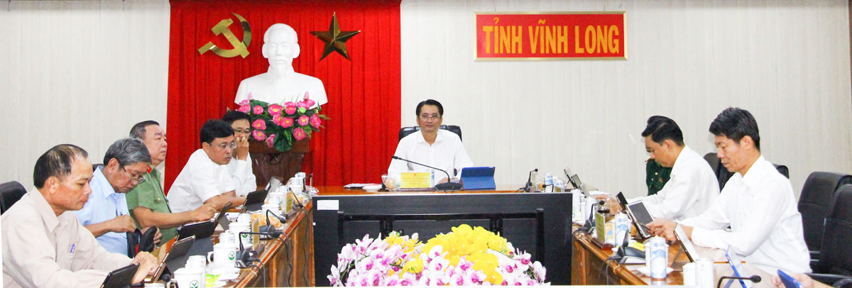Đồng chí Nguyễn Quỳnh Thiện- Tỉnh ủy viên, Phó Chủ tịch UBND tỉnh, các sở, ngành liên quan tham dự phiên họp tại điểm cầu tỉnh Vĩnh Long.