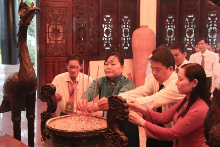 Đoàn đại biểu dự Đại hội đại biểu Hội Nông dân tỉnh Vĩnh Long lần thứ I viếng Khu lưu niệm Chủ tịch HĐBT Phạm Hùng