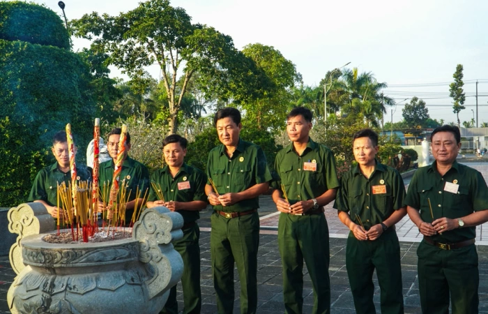 Đoàn đại biểu dự Đại hội đại biểu Hội Cựu chiến binh viếng Anh hùng liệt sĩ tại Nghĩa trang liệt sĩ