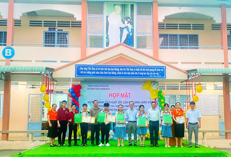 Lãnh đạo nhà trường tuyên dương học sinh đạt thành tích.