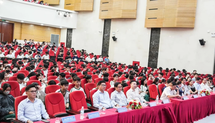 Trường ĐH Xây dựng Miền Tây tư vấn hướng nghiệp cho học sinh THPT 