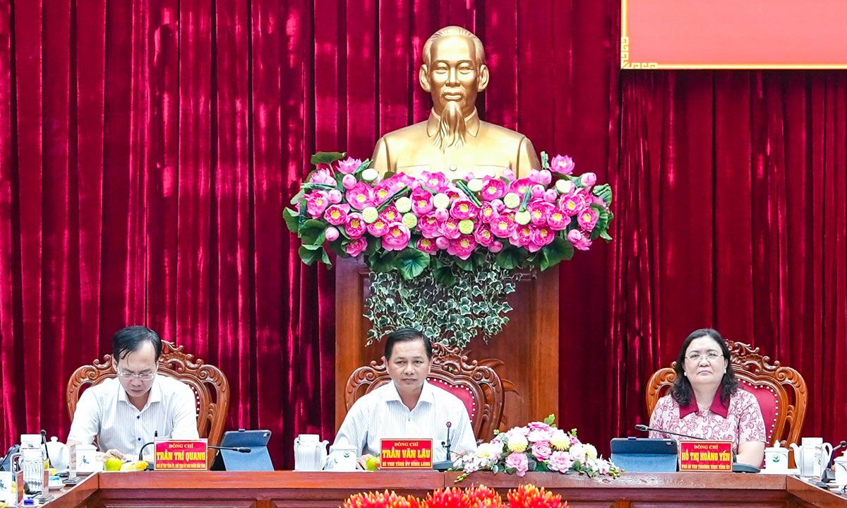 Bí thư Tỉnh ủy- Trần Văn Lâu chủ trì hội nghị; Phó Bí thư Thường trực Tỉnh ủy- Hồ Thị Hoàng Yến, Phó Bí thư Tỉnh ủy, Chủ tịch UBND tỉnh- Trần Trí Quang cùng điều hành hội nghị.