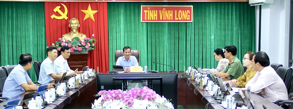 Phó Chủ tịch Thường trực UBND tỉnh Đặng Văn Chính cùng lãnh đạo các sở, ban, ngành tham dự phiên họp.