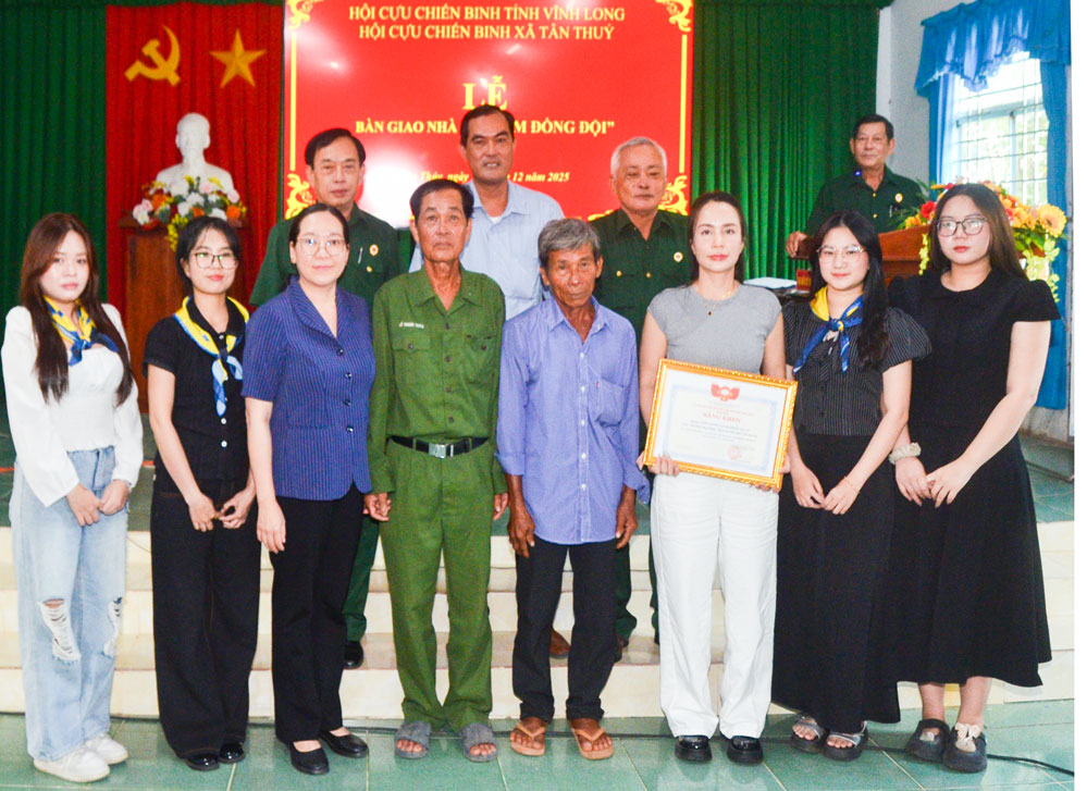 Trao tặng bằng khen của Ủy ban MTTQ Việt Nam tỉnh cho tập thể Cộng đồng Fan Rapper Negav.