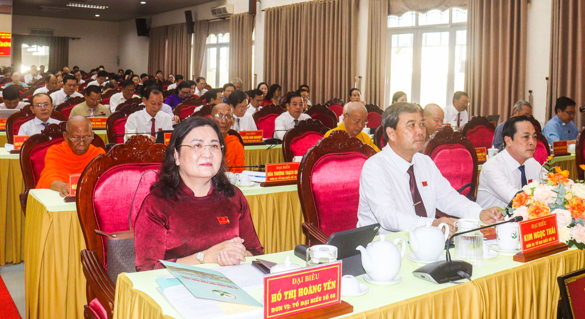 Lãnh đạo tỉnh tham dự kỳ họp.