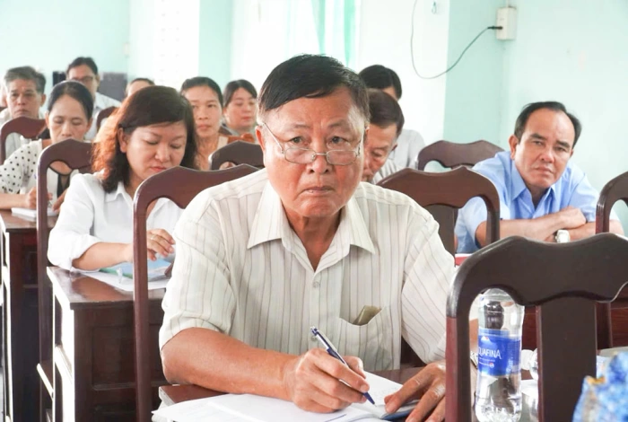 Tuyên truyền chính sách bảo hiểm xã hội, bảo hiểm y tế cho cán bộ cơ sở