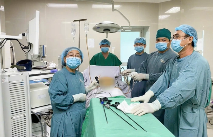 Phẫu thuật nội soi thành công khối u mạc treo ruột khổng lồ