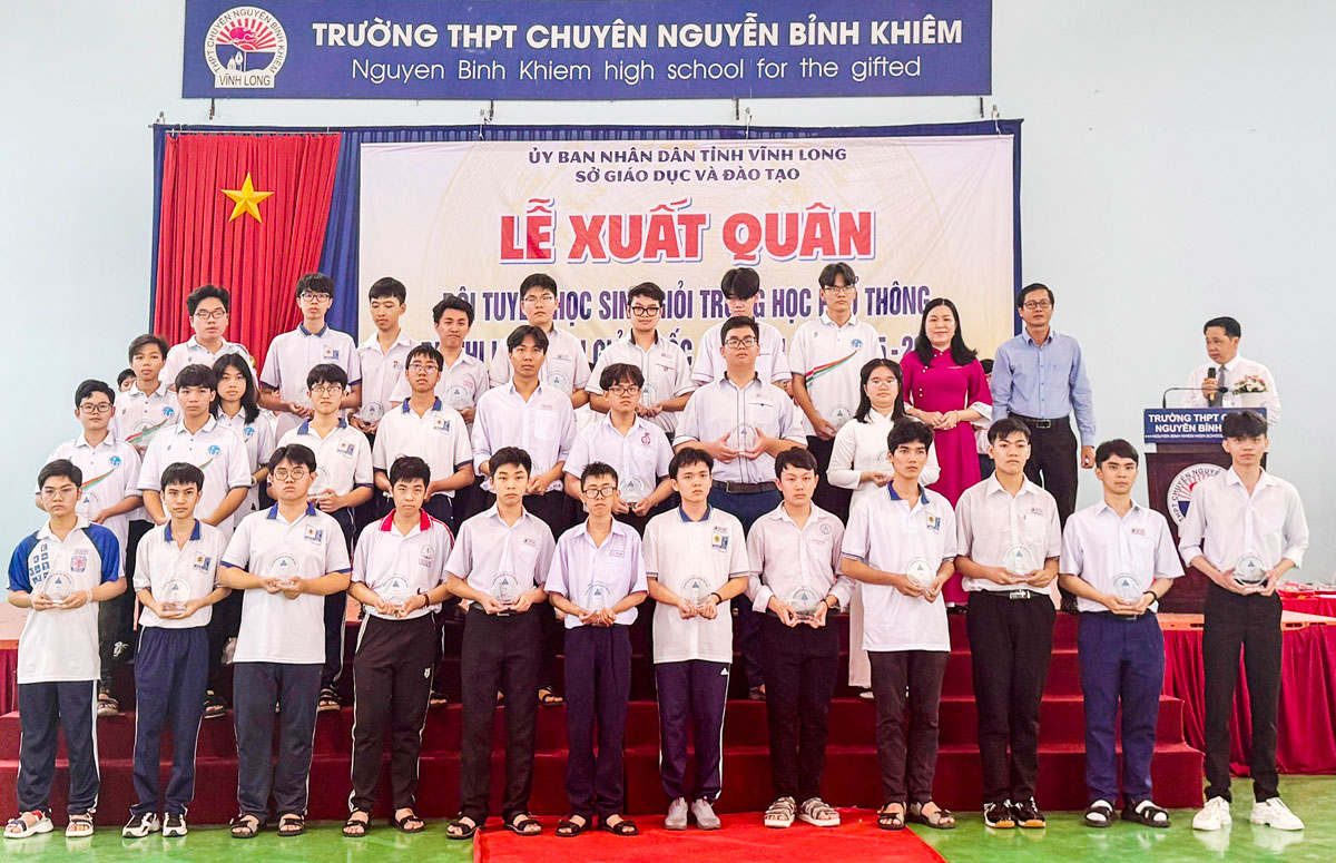 Sở GD-ĐT tặng quà khích lệ những học sinh trong đội tuyển dự thi học sinh giỏi quốc gia năm học 2025-2026.