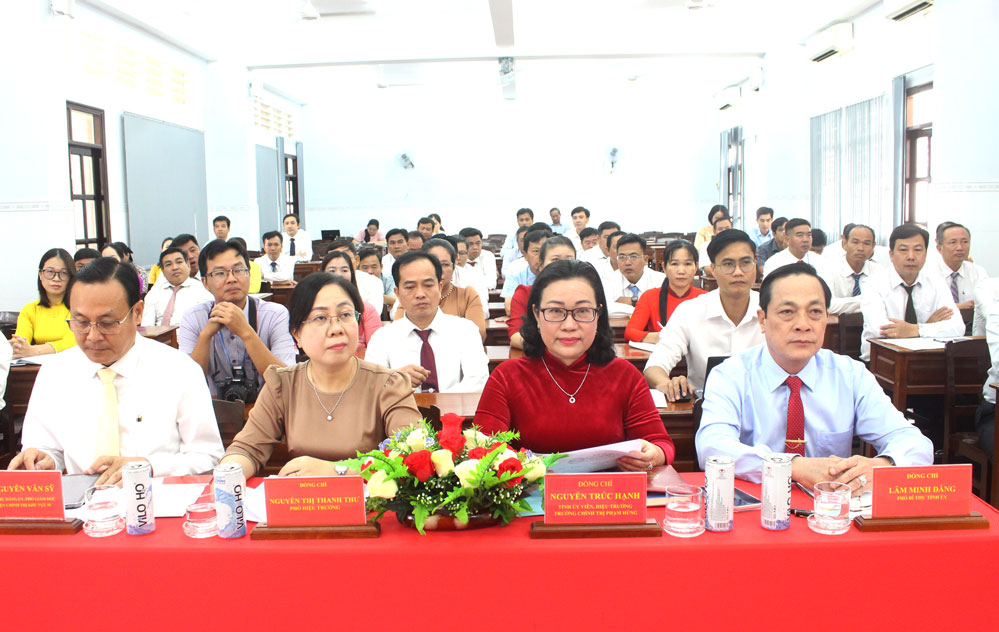 Các đại biểu tham dự lễ khai giảng.