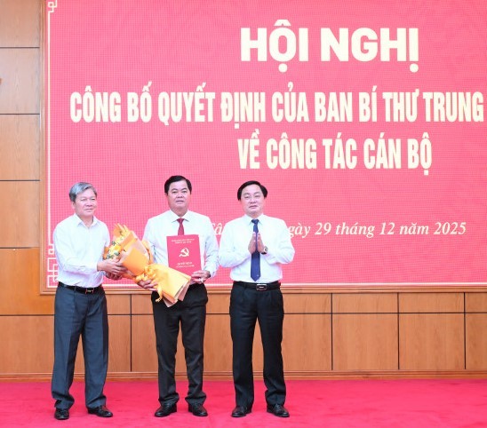 Bí thư Tỉnh ủy Tây Ninh Nguyễn Văn Quyết (bìa phải) và Ủy viên Ủy ban Kiểm tra Trung ương Nguyễn Văn Hội trao quyết định và tặng hoa chúc mừng Chủ nhiệm Ủy ban Kiểm tra Tỉnh ủy Tây Ninh Bùi Văn Nở.