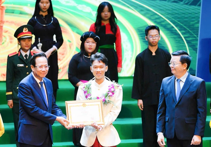 Học sinh Kim Hữu Bằng được Bộ Dân tộc và Tôn giáo tuyên dương