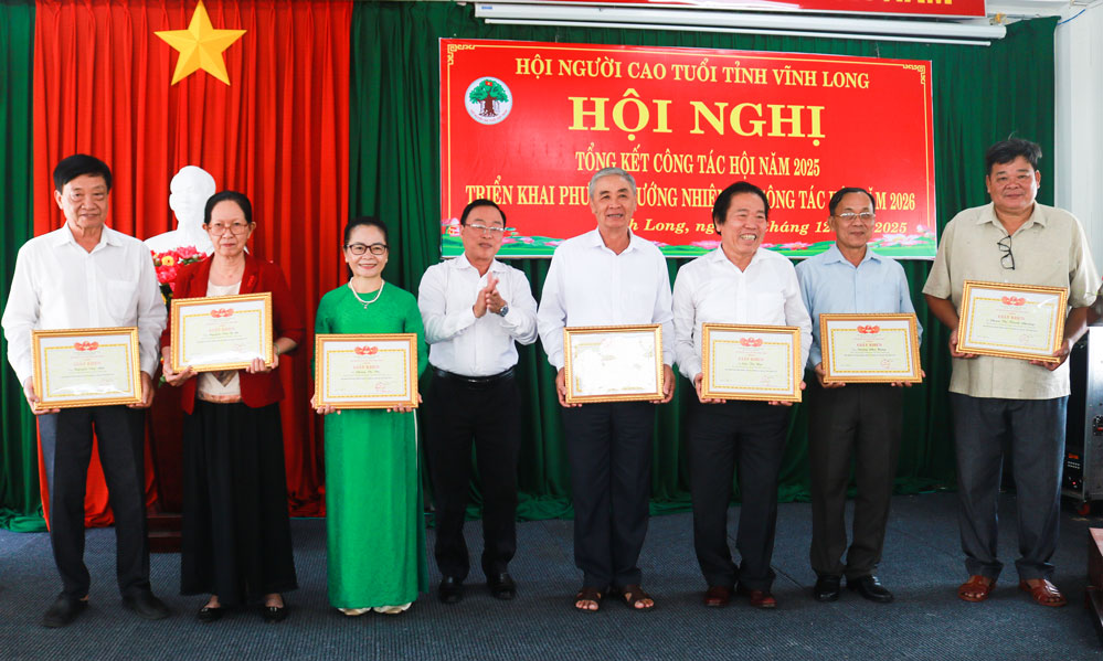 Ông Bùi Văn Hản Em- Phó Trưởng Ban Tuyên giáo và Dân vận Tỉnh ủy trao giấy khen cho các tập thể, cá nhân tiêu biểu.