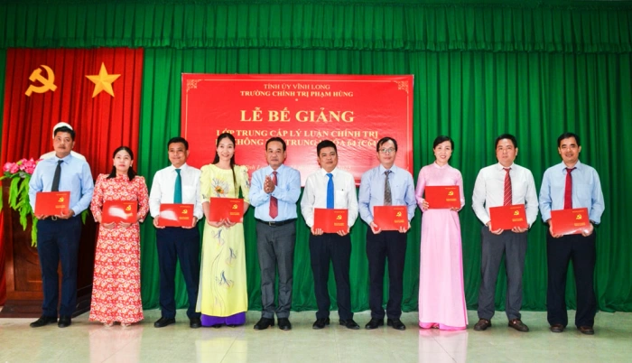 Trao bằng tốt nghiệp Trung cấp Lý luận chính trị cho học viên