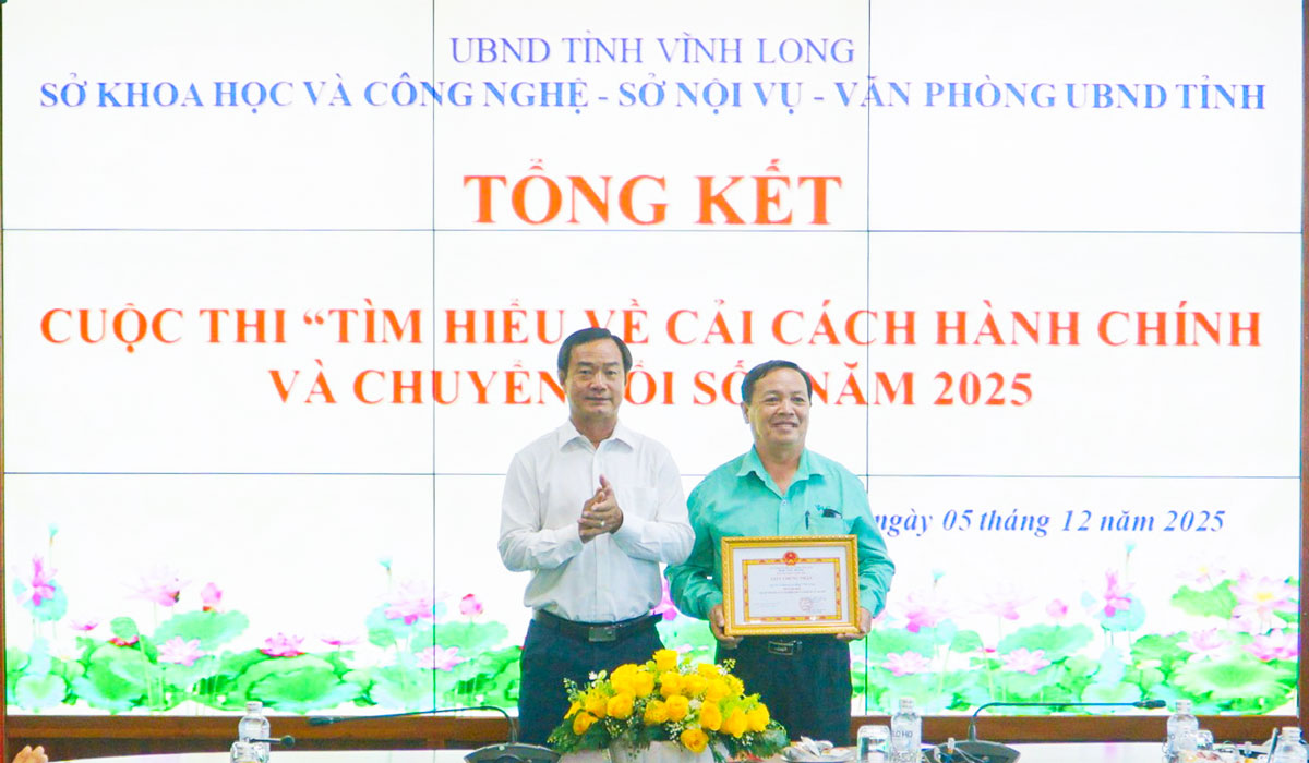 Ông Huỳnh Hoàng Thành- Phó Giám đốc Sở KH-CN trao giấy chứng nhận giải Nhất cho tập thể Trường CĐ Vĩnh Long.