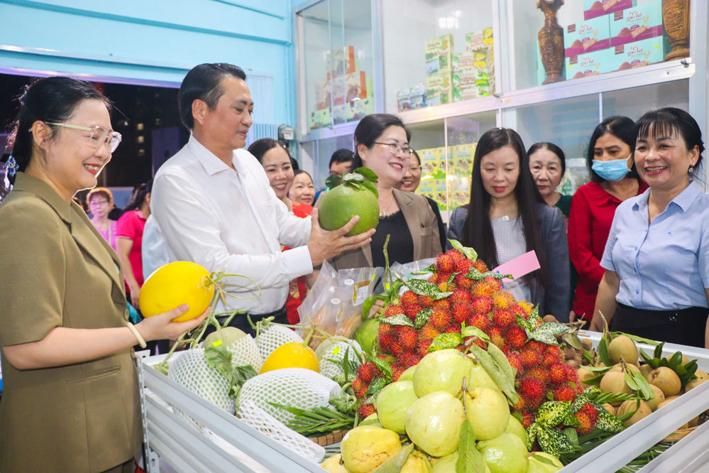 Các đồng chí lãnh đạo tỉnh tham quan sản phẩm trưng bày.