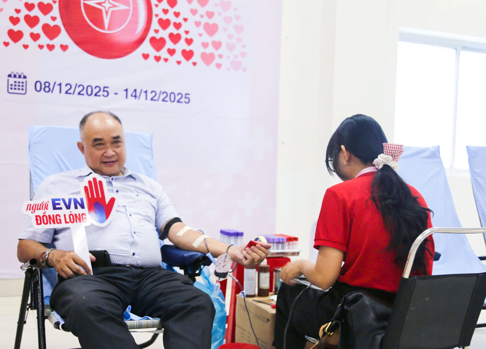 Ông Âu Nguyễn Đình Thảo – Phó Giám đốc Công ty tham gia hiến máu tình nguyện