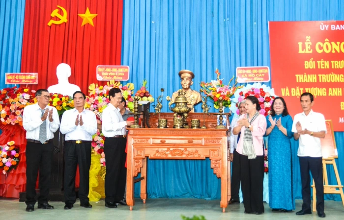 Đổi tên Trường THCS Mỏ Cày thành Trường THCS Tạ Minh Khâm