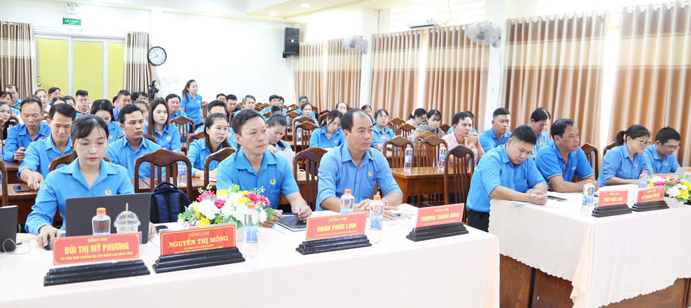 Đại biểu dự hội nghị đóng góp văn kiện.