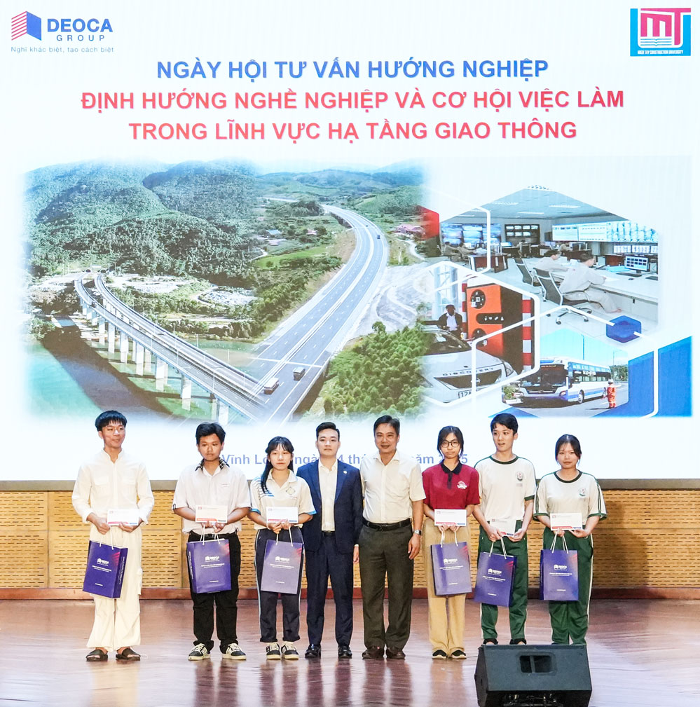Đại diện Tập đoàn Đèo Cả trao học bổng cho học sinh vượt khó, học tốt của các trường THPT tham gia chương trình.