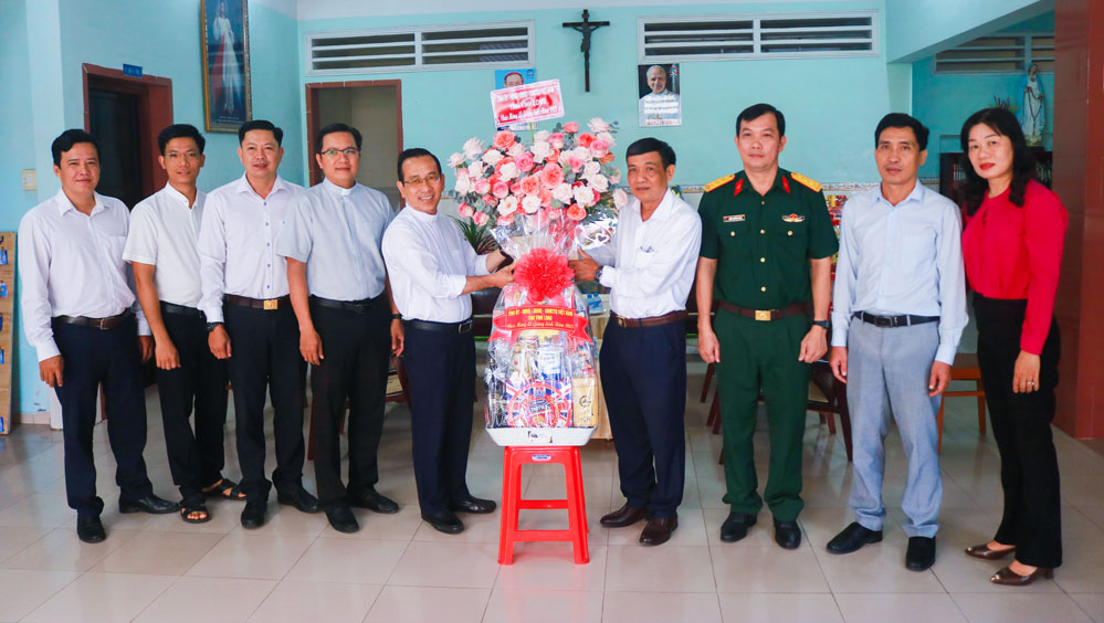 Đoàn chụp ảnh lưu niệm tại Nhà thờ Chánh tòa (phường Long Châu). Ảnh: TUYẾT NGA.