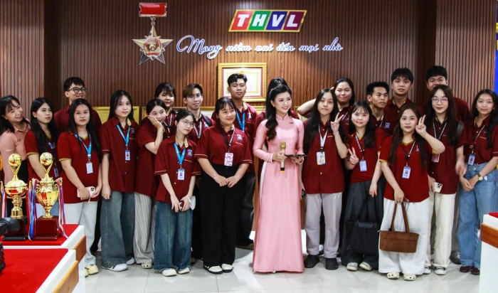 Đoàn cán bộ, giảng viên, sinh viên Trường ĐH Nguyễn Tất Thành tham quan tại Báo và phát thanh, truyền hình Vĩnh Long