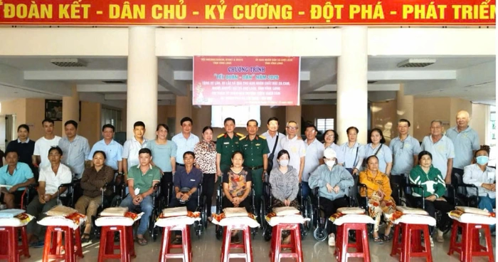 Trao 32 xe lăn, xe lắc và quà cho nạn nhân chất độc da cam, người khuyết tật tại Vĩnh Long