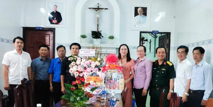 Thăm, chúc mừng Giáng sinh các cơ sở tôn giáo tại Thạnh Phú và Ba Tri