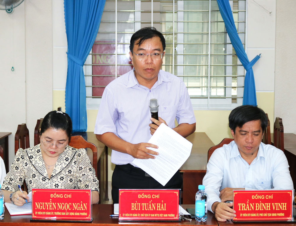 Đại diện phường Sơn Đông báo cáo công tác chuẩn bị bầu cử.