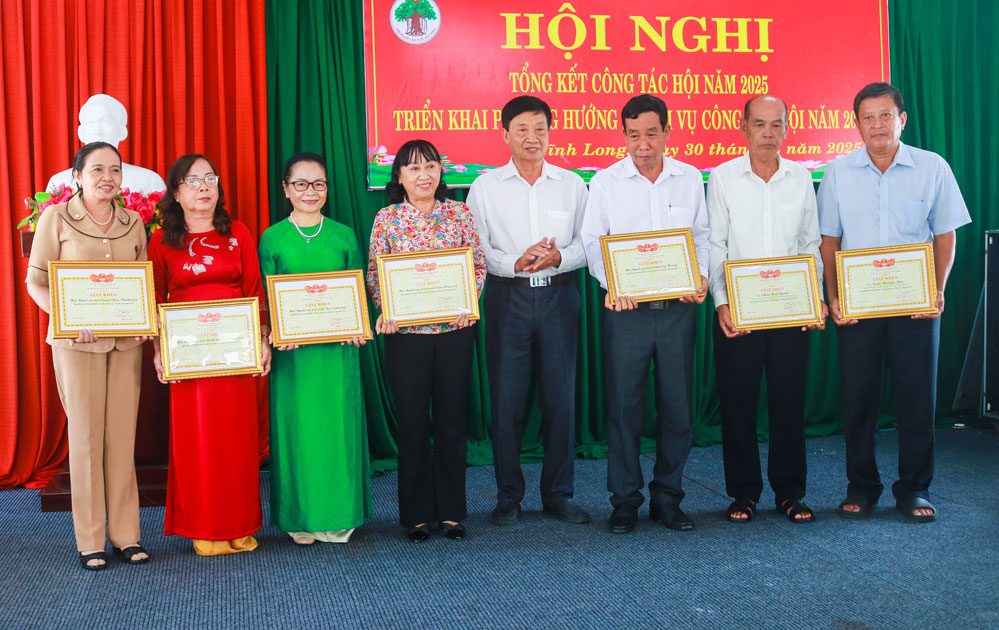 Chủ tịch Hội Người cao tuổi tỉnh- Nguyễn Văn Nhỏ tặng giấy khen cho các tập thể, cá nhân.