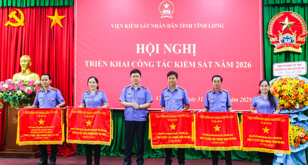 Đồng chí Nguyễn Đức Thái- Phó Viện trưởng Viện Kiểm sát nhân dân tối cao tặng Cờ thi đua cho các đơn vị thuộc Viện Kiểm sát nhân dân tỉnh.