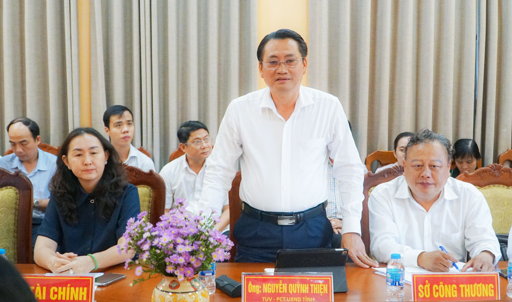  Đồng chí Nguyễn Quỳnh Thiện- Tỉnh ủy viên, Phó Chủ tịch UBND tỉnh phát biểu tại cuộc họp.